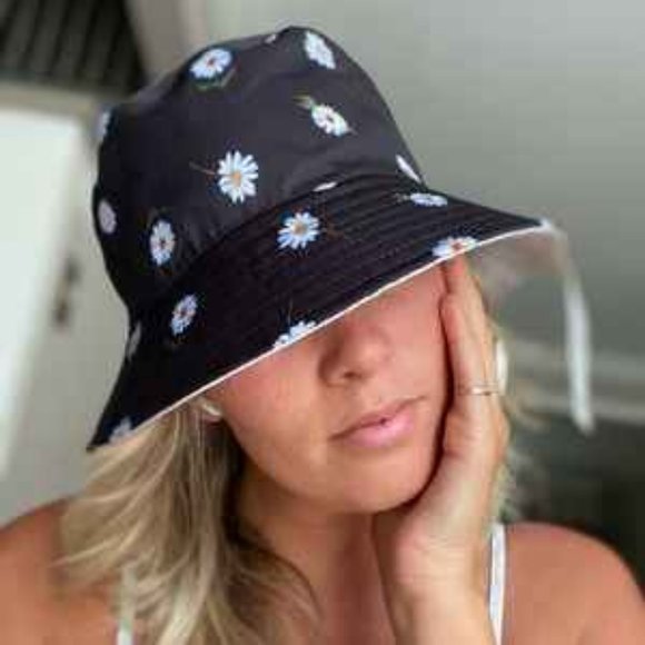 Alice + Olivia Reversible Daisy Print Bucket Hat - Picture 1 of 5